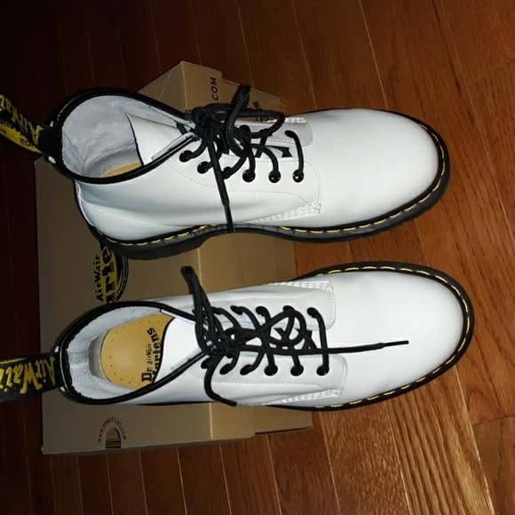 ⭐ Host Pick ⭐ Dr Martens Mens Size 9 White Leather Boots main image 10